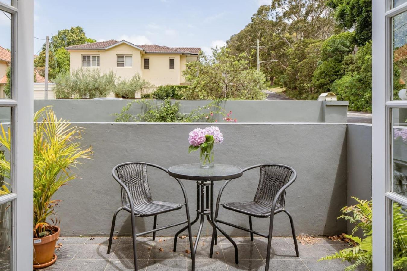 Apartment Art Deco Garden House Like Proportions