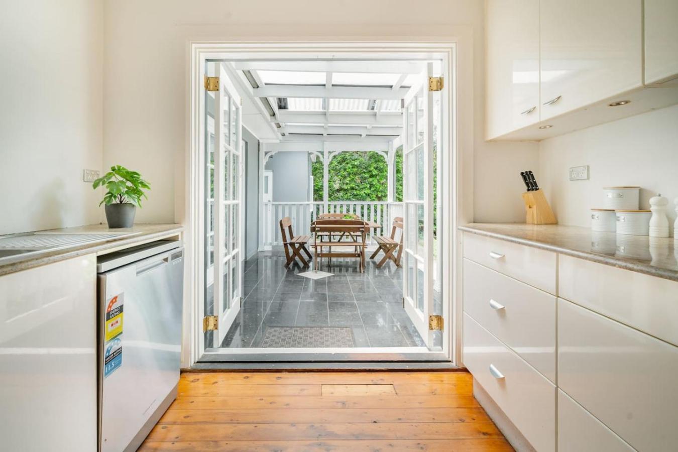 Apartment Art Deco Garden House Like Proportions Sydney